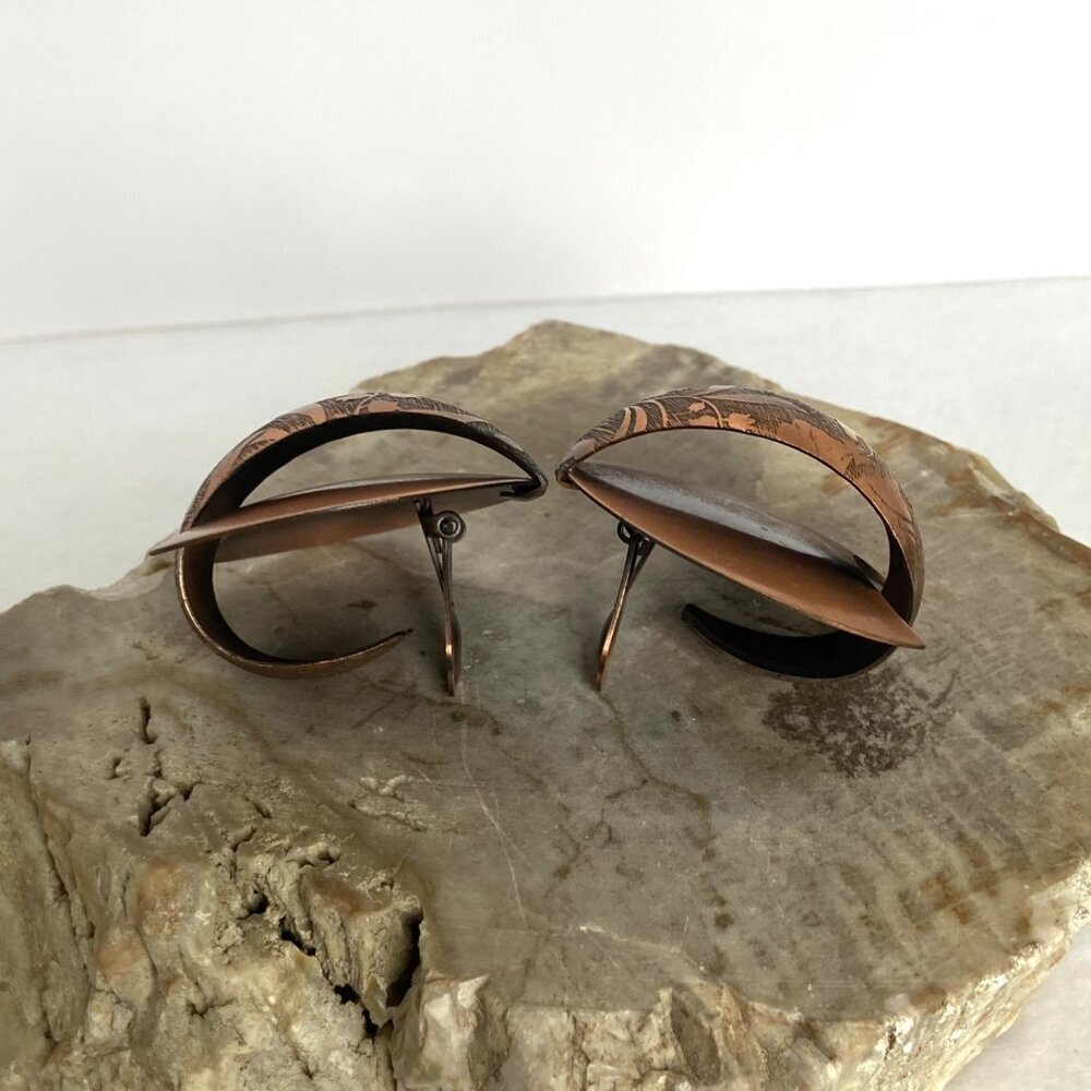 VTG Large Copper Modernist Floral Etched Geometric Bold Clip On Earrings - Picture 3 of 16